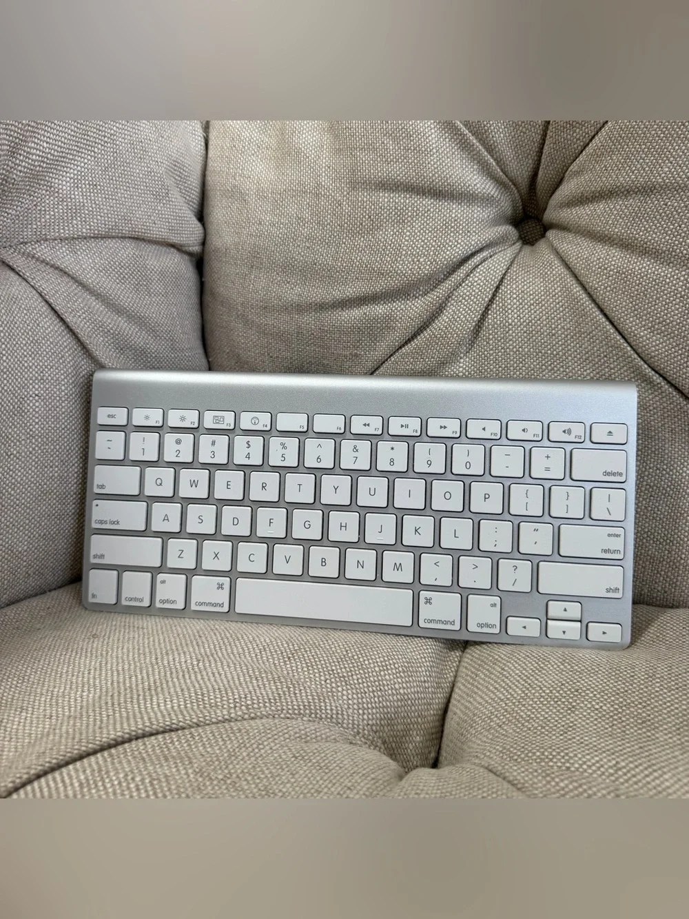 Apple Magic Keyboard Wireless Model A1314 - Works (2)
